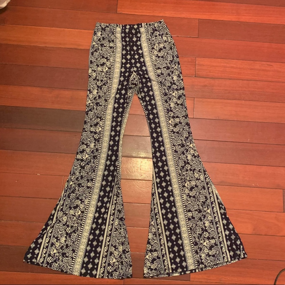 Blue Bell bottom pants with a paisley pattern (M)